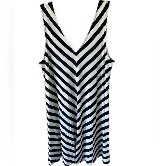 LOFT Dresses & Skirts - LOFT v neck swing knit dress in blue/white chevron stripe-Size LP